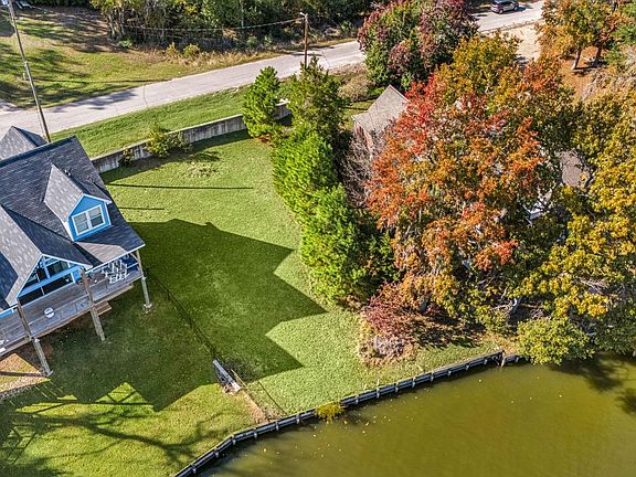 4th image of 592 Lakefront Dr