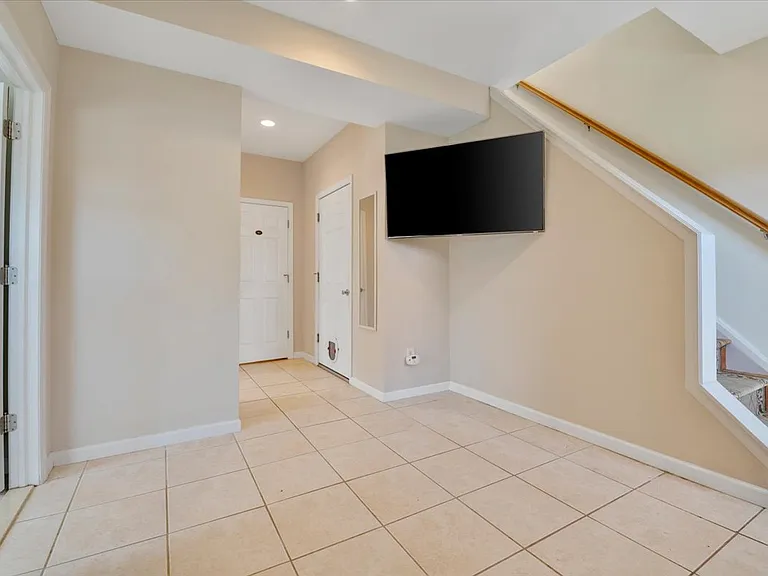 25 Gardners Ln — Photo 8