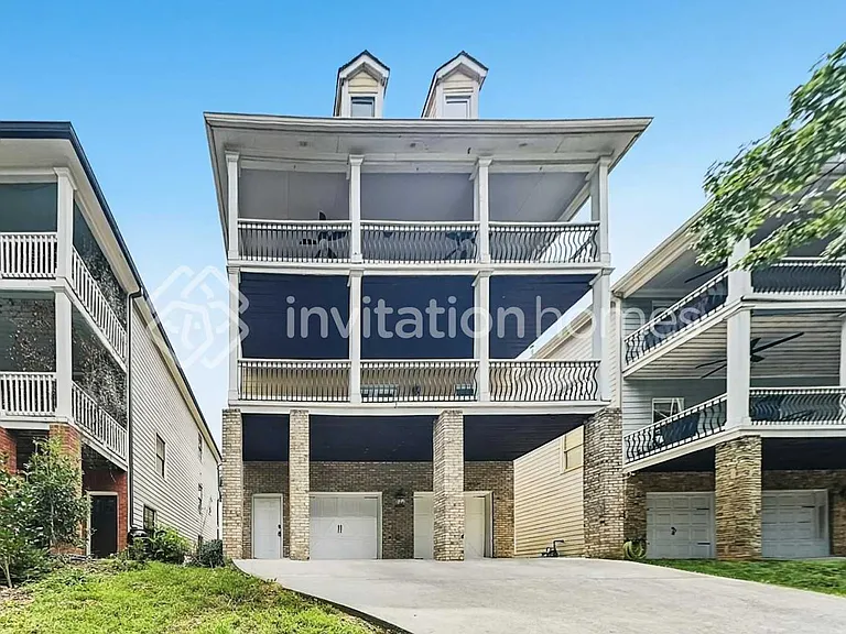 712 Connally St SE — Photo 1