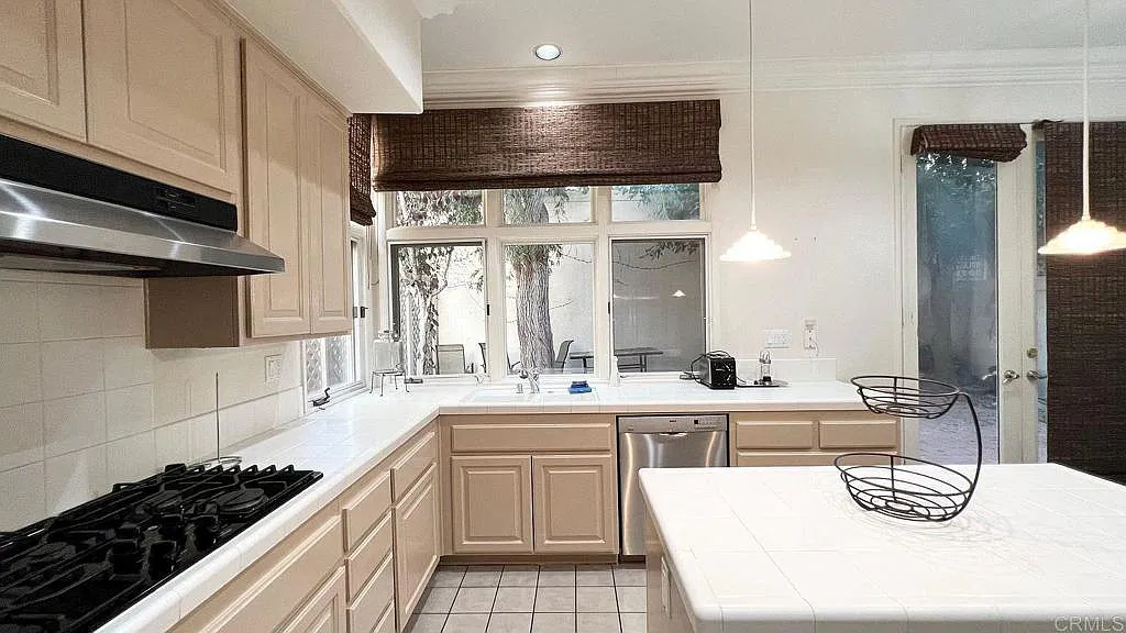 4 bed, 2.5 bath, 2601 sqft, $7,048 — Photo 4
