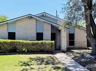 805 Pinehill Ln, Grand Prairie, TX 75052
