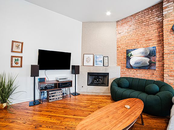 4th image of 1525 N Milwaukee Ave APT 2R