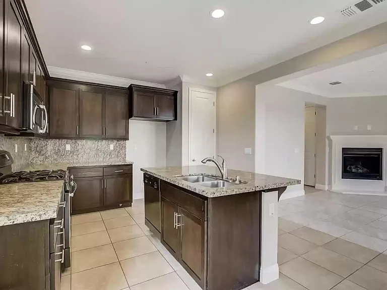 573 Addison Ct — Photo 4