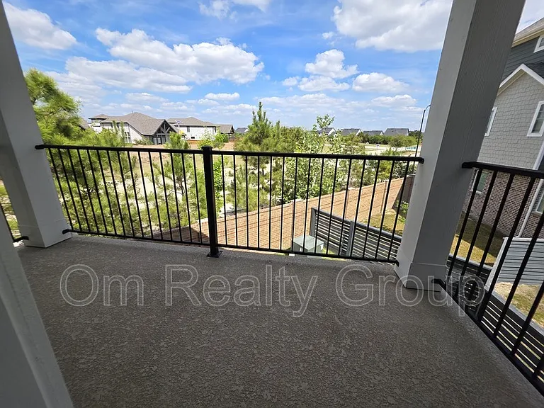18710 Colorado River Ln — Photo 32