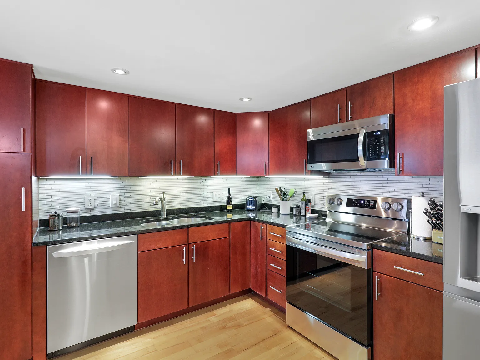 1 bed, 926 sqft, $1,899 — Photo 2