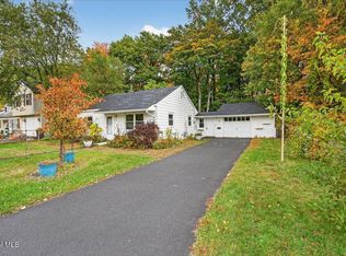 9 Vics Ct, Albany, NY 12205