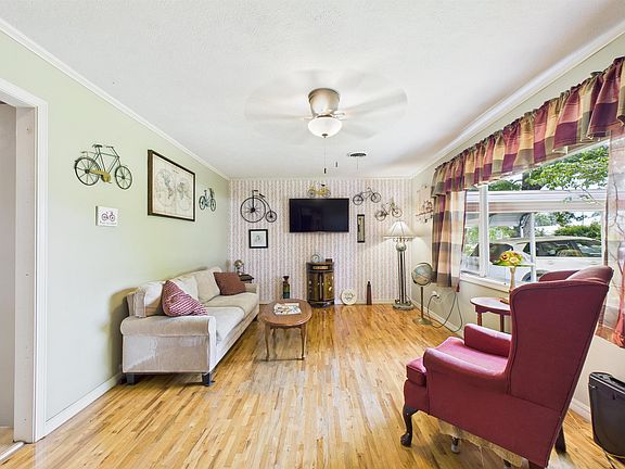 5th image of 611 N College St