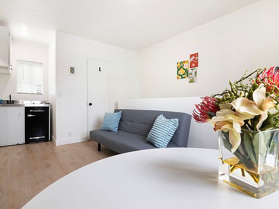 4th image of 1039 N Bonnie Brae St #25