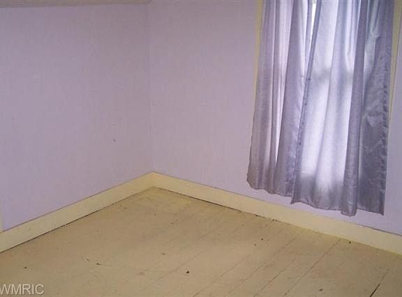 4th image of 515 W Railroad St