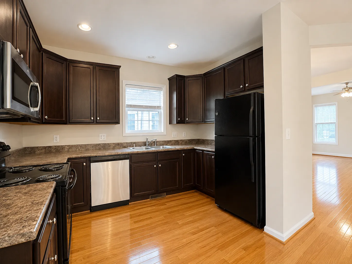 3 bed, 3.5 bath, 1426 sqft, $2,350 — Photo 4