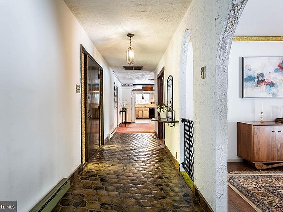 4th image of 303 Crum Creek Ln