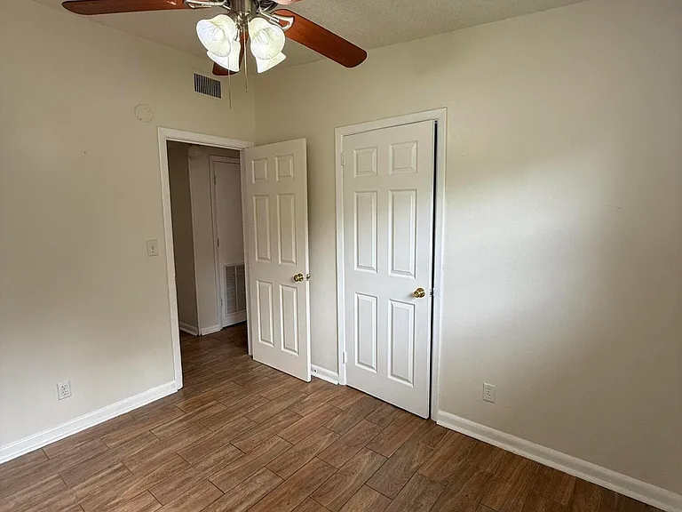 909 La Marche Dr — Photo 14