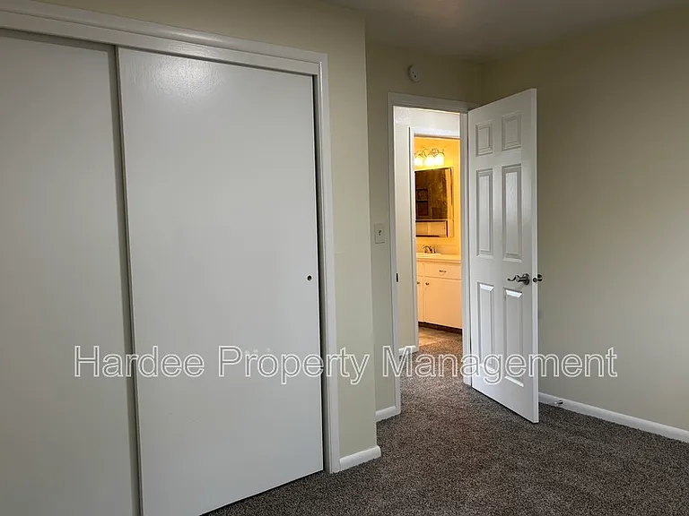 2106 N 33rd St — Photo 21