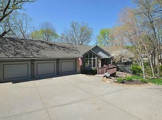 8226 N Lakeview Ct, Parkville, MO 64152
