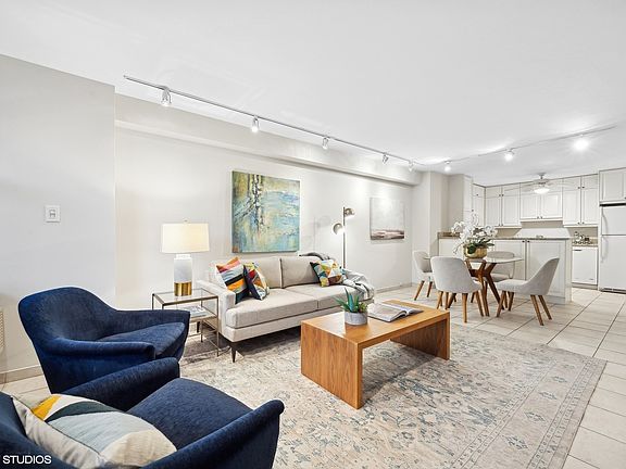 5th image of 555 W Cornelia Ave APT 201