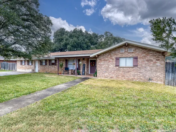 104 WILLIAM ST, Uvalde, TX 78801