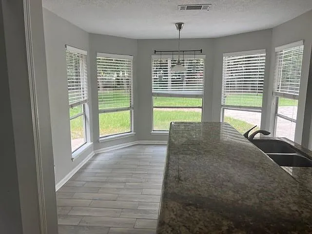 5 bed, 2.5 bath, 2909 sqft, $2,500 — Photo 2