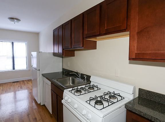 4th image of 622 W Cornelia Ave APT 1N