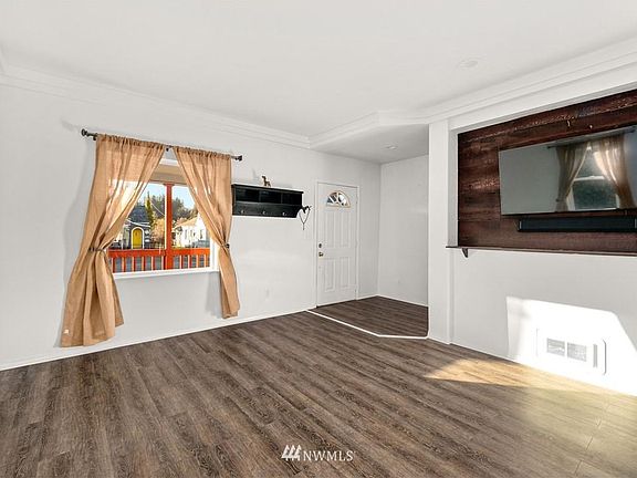 4th image of 214 N River St