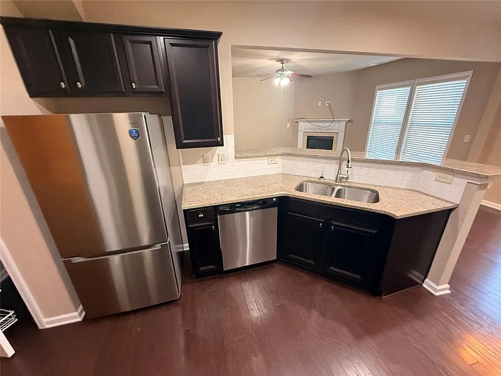3 bed, 2.5 bath, 1884 sqft, $2,600 — Photo 4