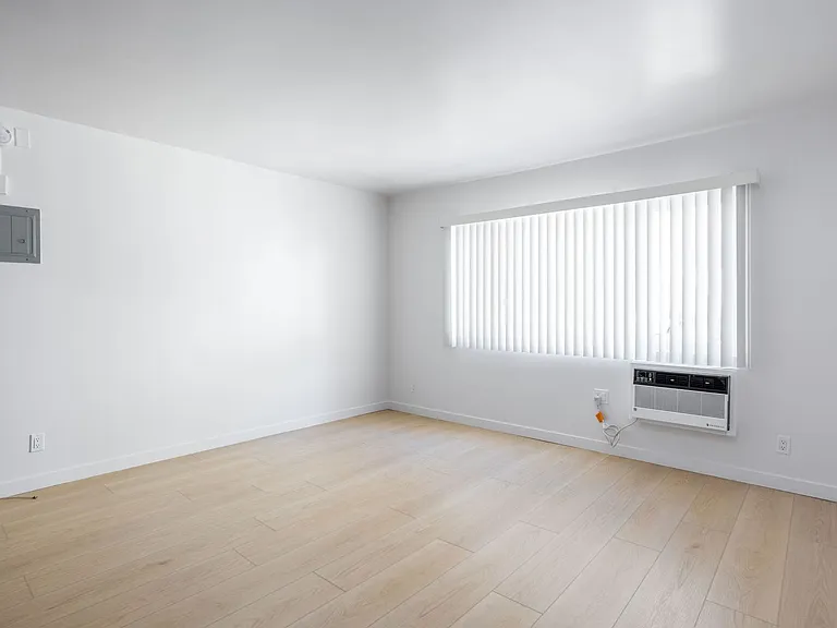 1811 Tamarind Ave — Photo 34