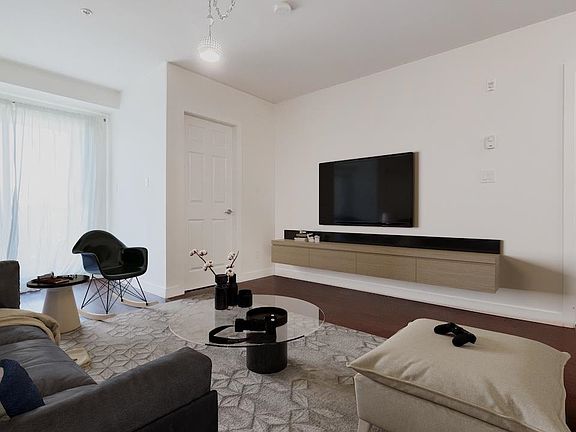 4th image of 702 E King Edward Ave #206