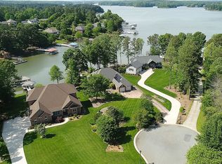2755 Harbour Pointe Ct, Sherrills Ford, NC 28673
