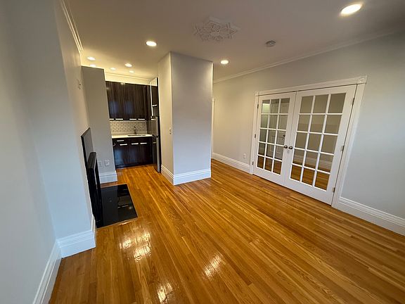 5th image of 254 Newbury St #4D