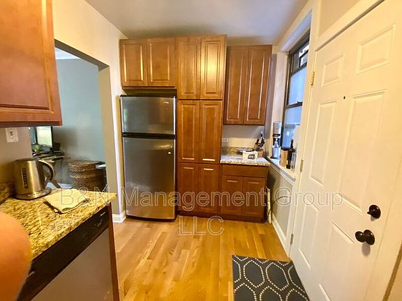 5th image of 918 W Oakdale Ave APT 1S