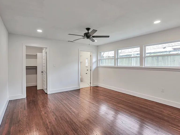 1610 S Beckley Ave — Photo 23