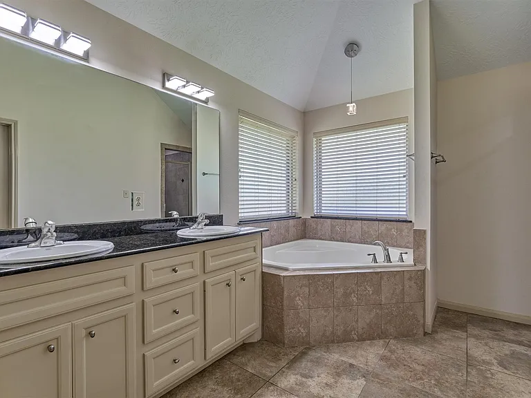 13511 Summer Hill Dr — Photo 9