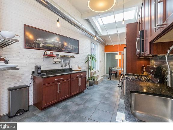 4th image of 810 N Hancock St APT 10