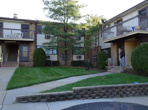 1306 Cricket Ln, Woodbridge, NJ 07095
