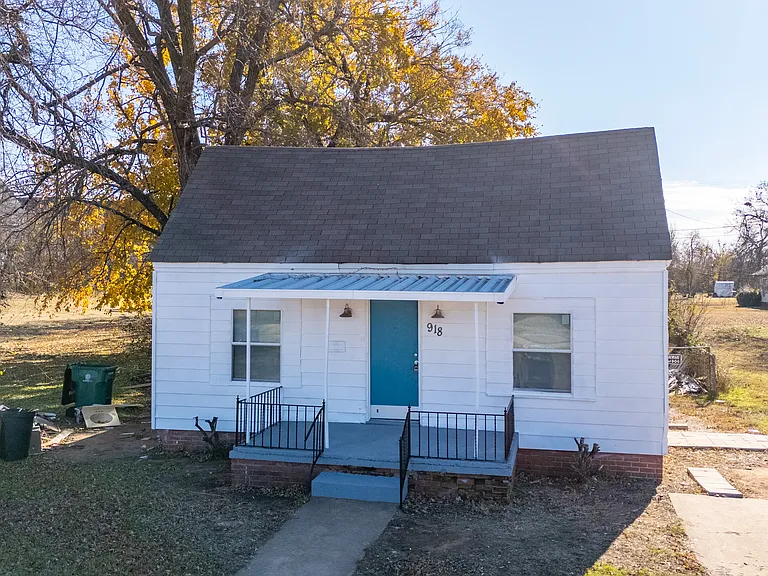 918 NE 6th St — Photo 3