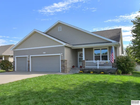 8813 S 17th St, Bellevue, NE 68147