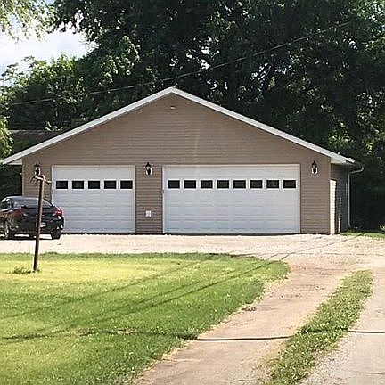 2nd image of 909 S 9th St