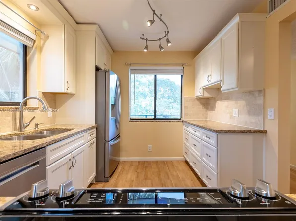 409 Lakeview Dr APT 204, Weston, FL 33326