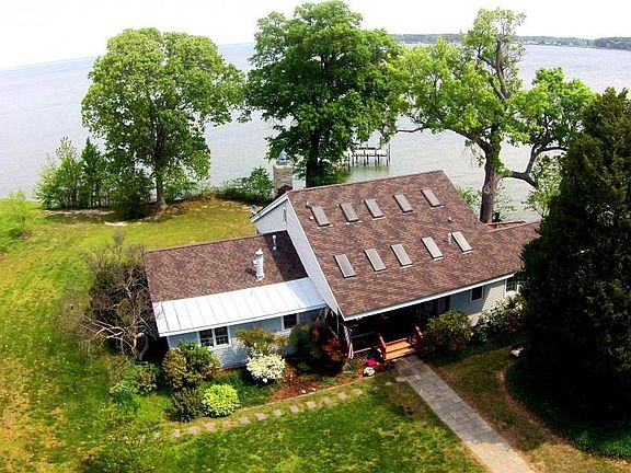 2nd image of 671 Edgewater Ln