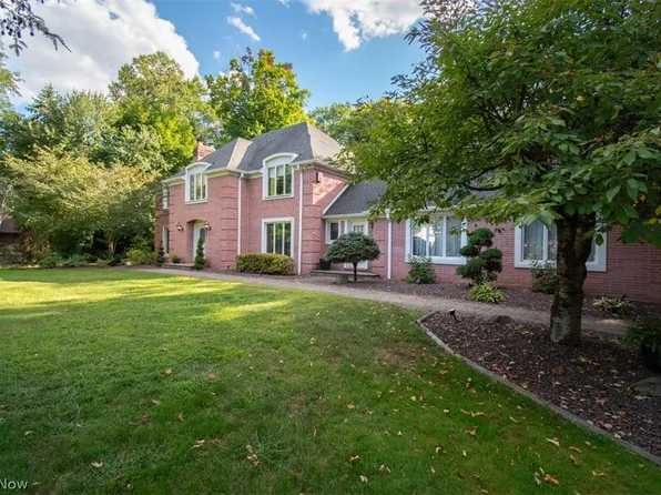 1969 Twin Oaks Dr, Girard, OH 44420