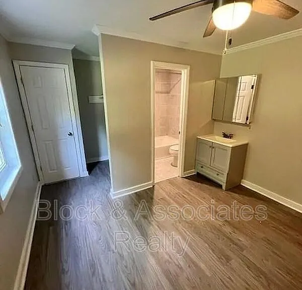 909 E Davie St #10 — Photo 3