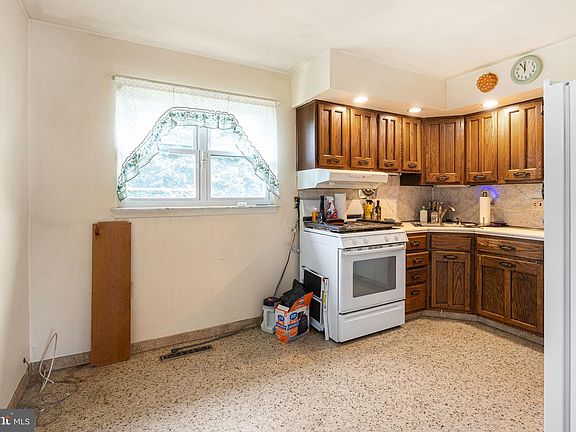4th image of 513 Burgess St