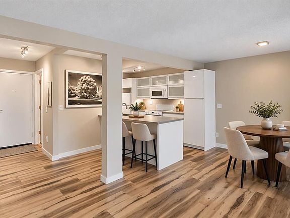4th image of 814 W 4a St NE #7