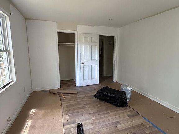4th image of 327 W 21st St