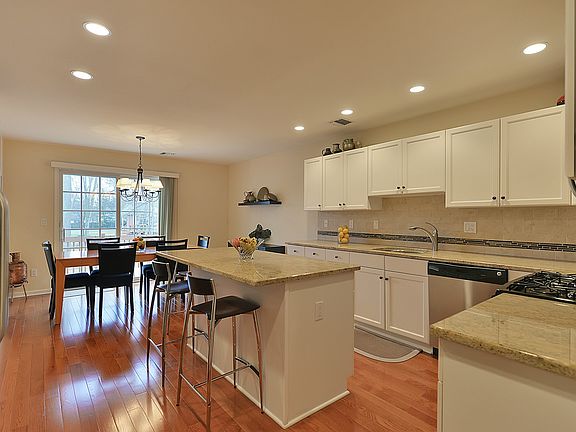 5th image of 15 Waldeck Ct #19