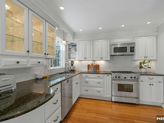 5th image of 724 W Saddle River Rd