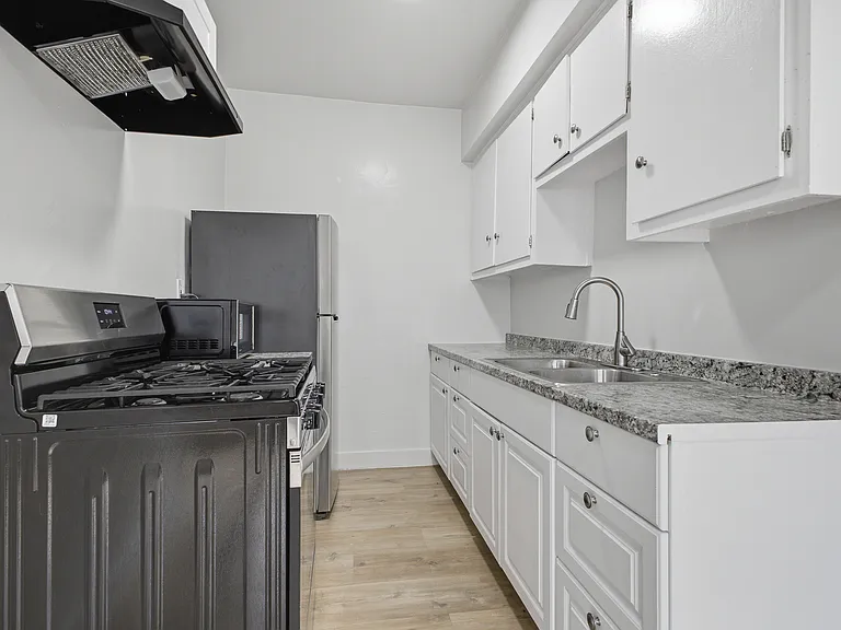 1932 W 25th St #9 — Photo 16