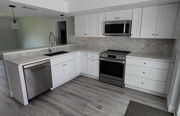 5th image of 457 N Country Club Dr