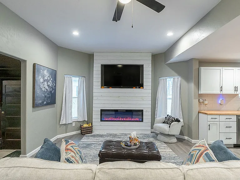 347 SW Jewell Ave — Photo 2