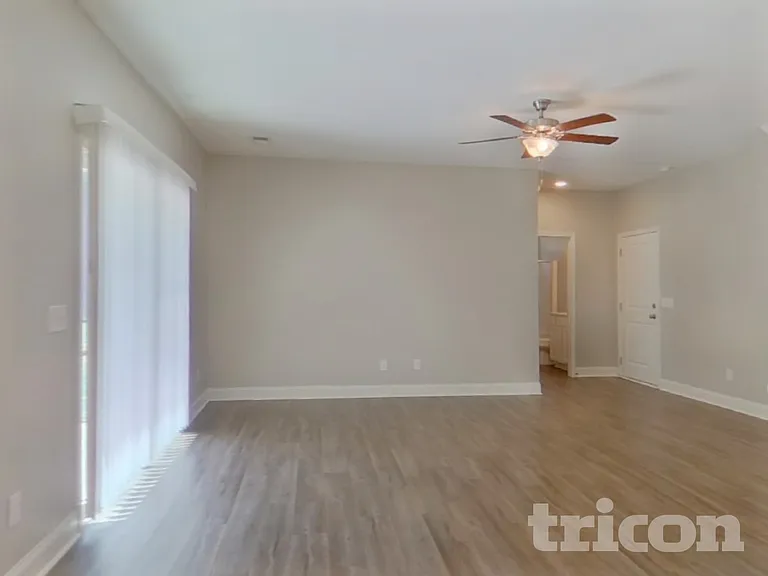 563 Roseridge Dr — Photo 2