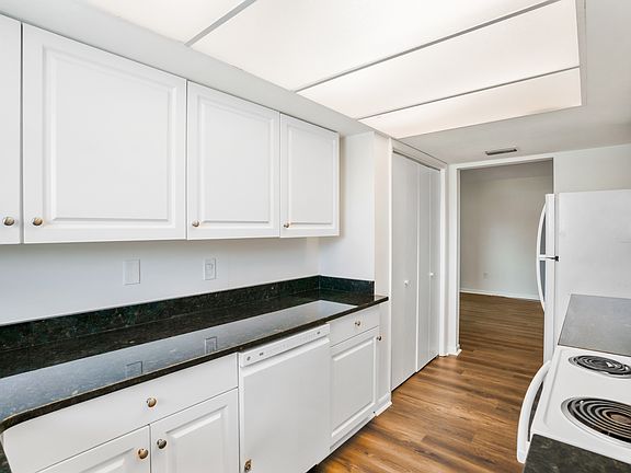 3rd image of 3405 Sherwood Dr APT A